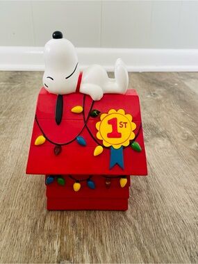 Peanuts Snoopy on Red Doghouse with Multicolor Lights and music